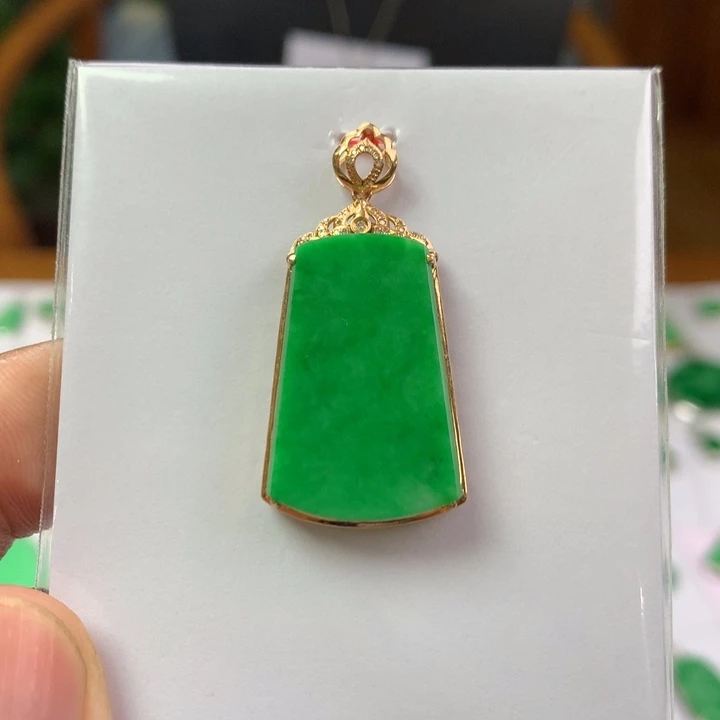 颈饰18K金镶嵌翡翠