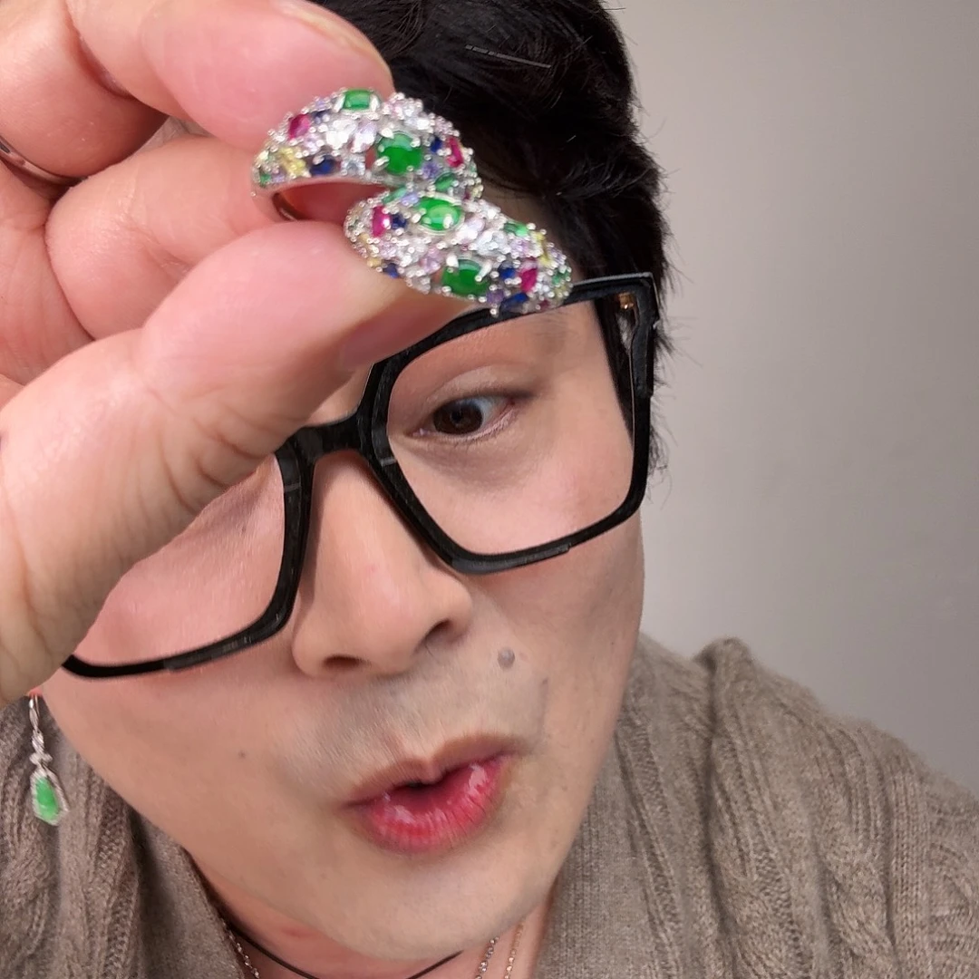 翡翠未镶嵌颈饰一对