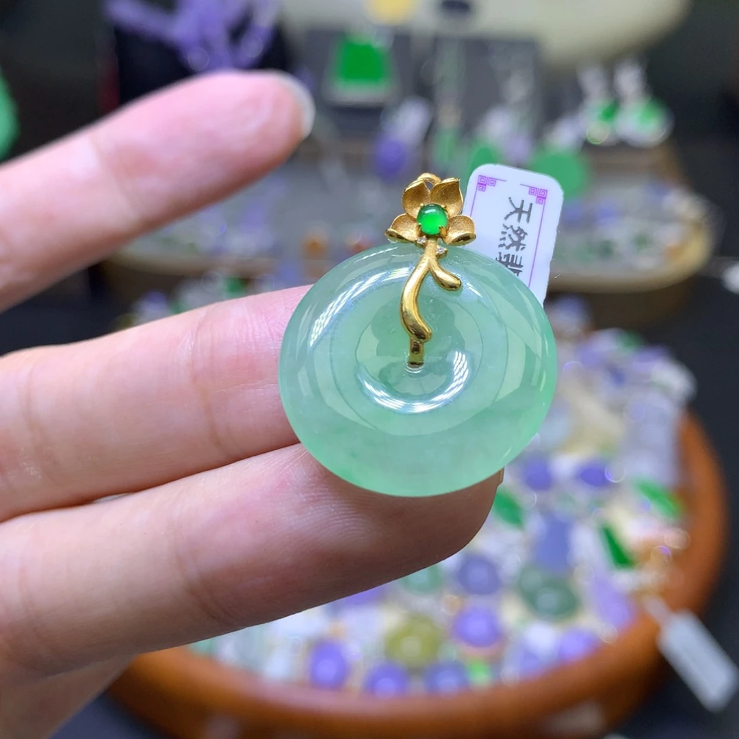 颈饰18K金镶嵌翡翠