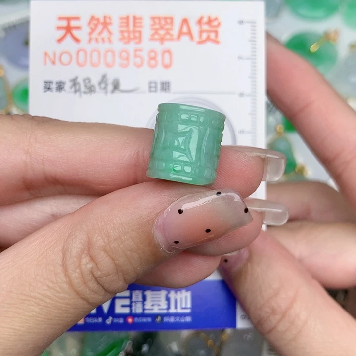 翡翠未镶嵌颈饰路路通