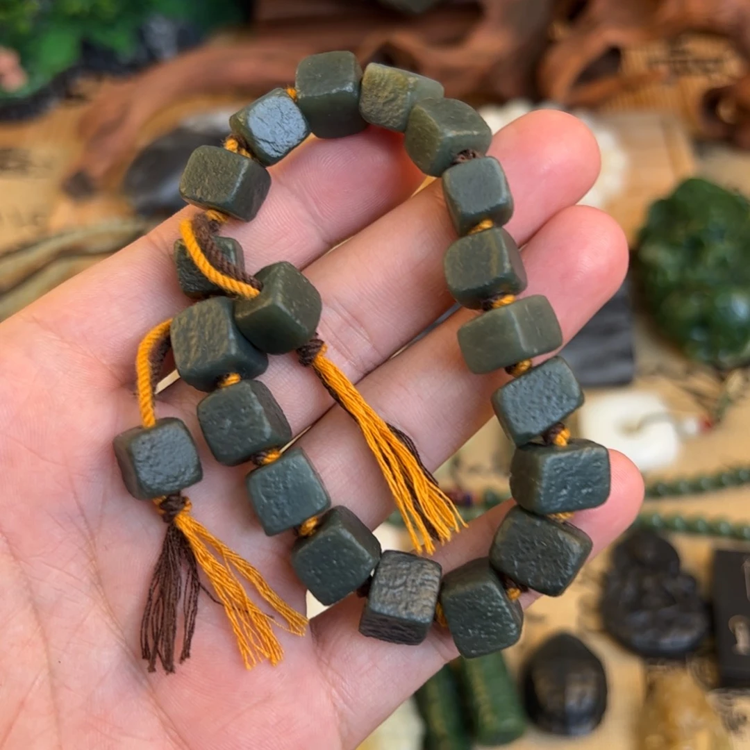 和田玉手绳未镶嵌没**吧