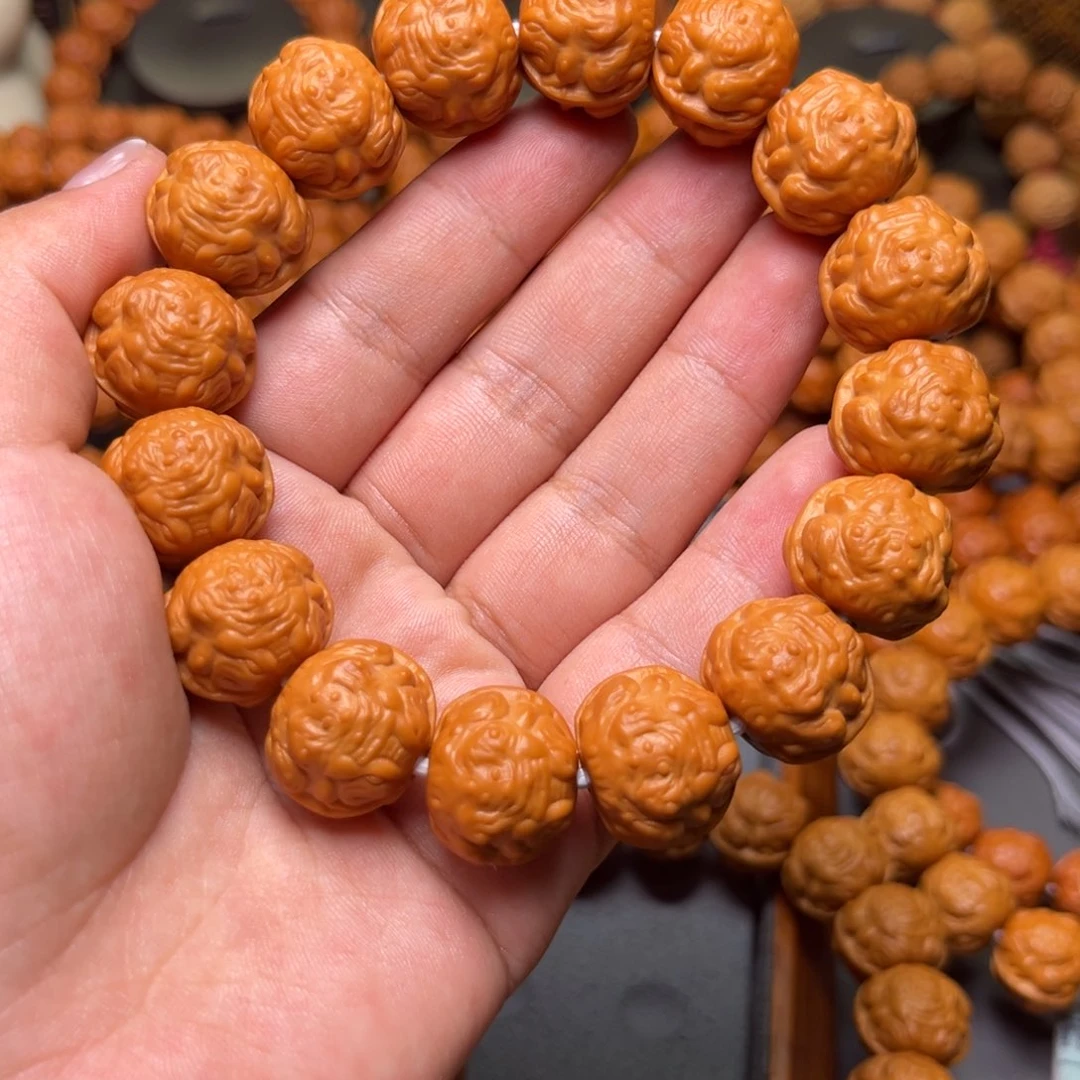 猴头核桃吊坠1.8金眼蟾王手持，18颗，背云蟾老流苏