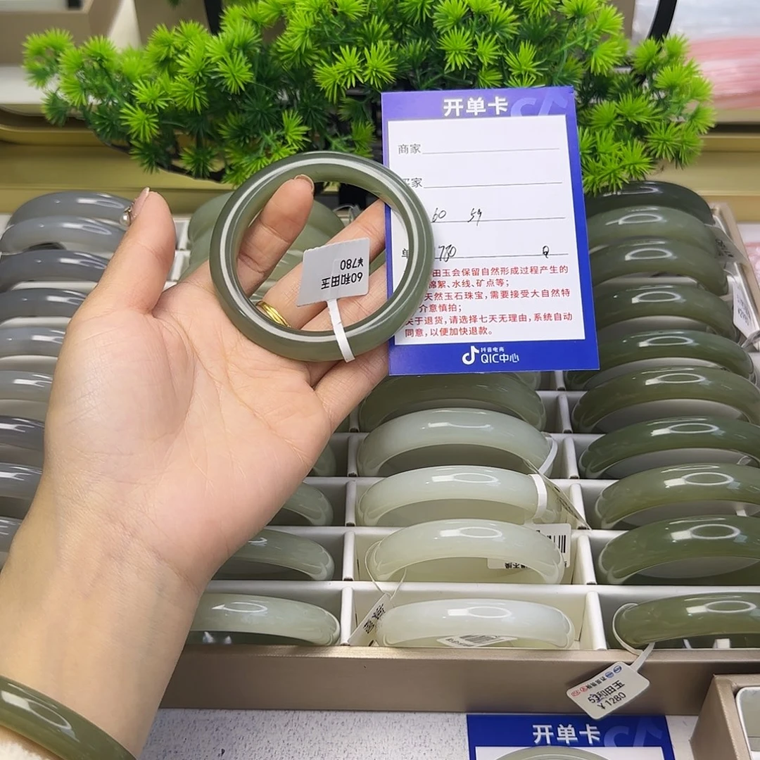 和田玉未镶嵌手镯
