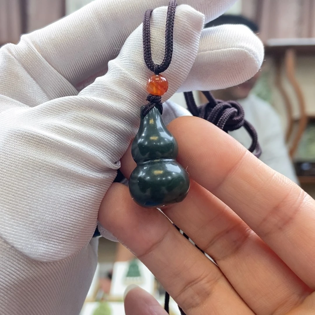 和田玉未镶嵌颈饰葫芦