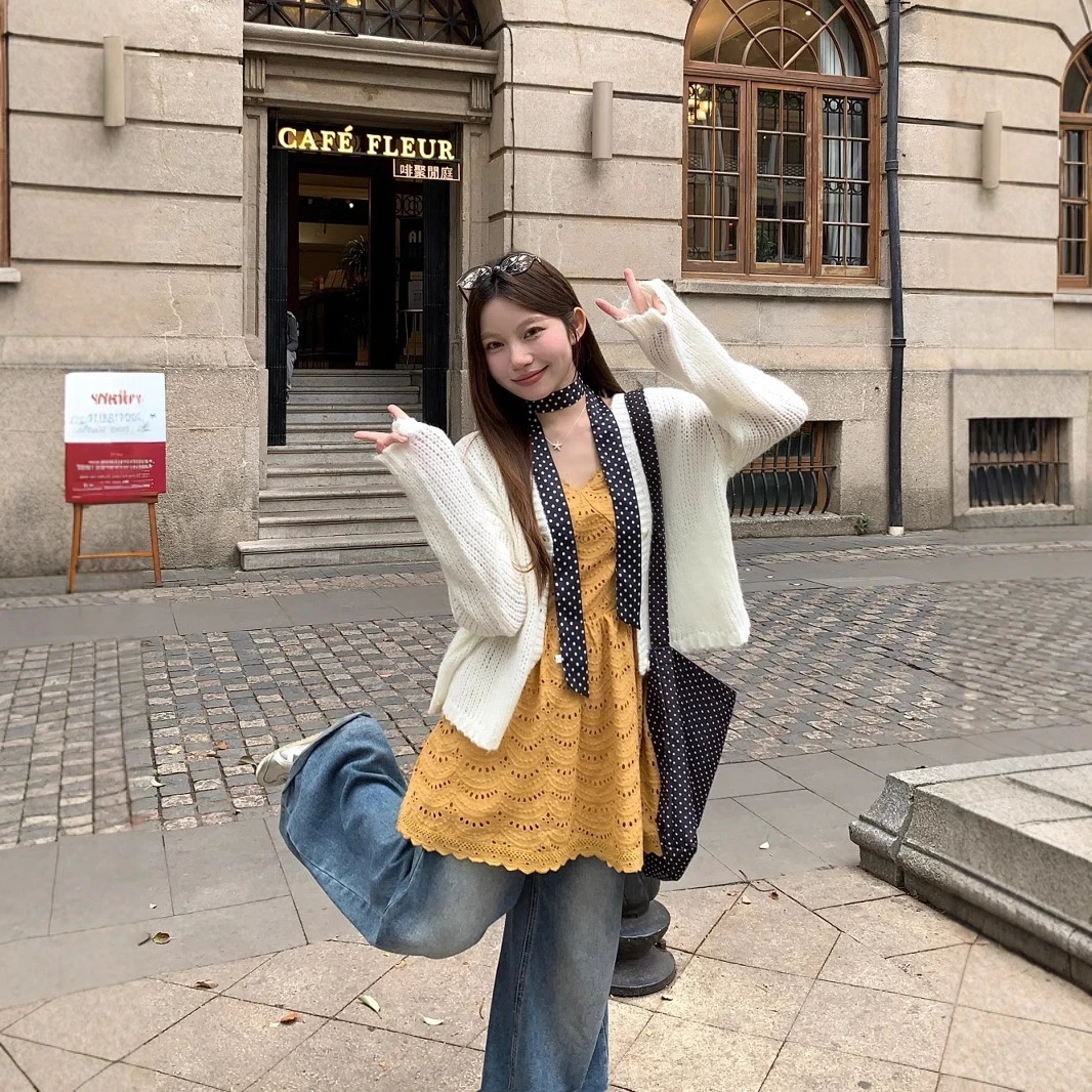 实拍落叶黄刺绣无袖显瘦上衣V领吊带收腰镂空连衣裙+白色开衫披肩