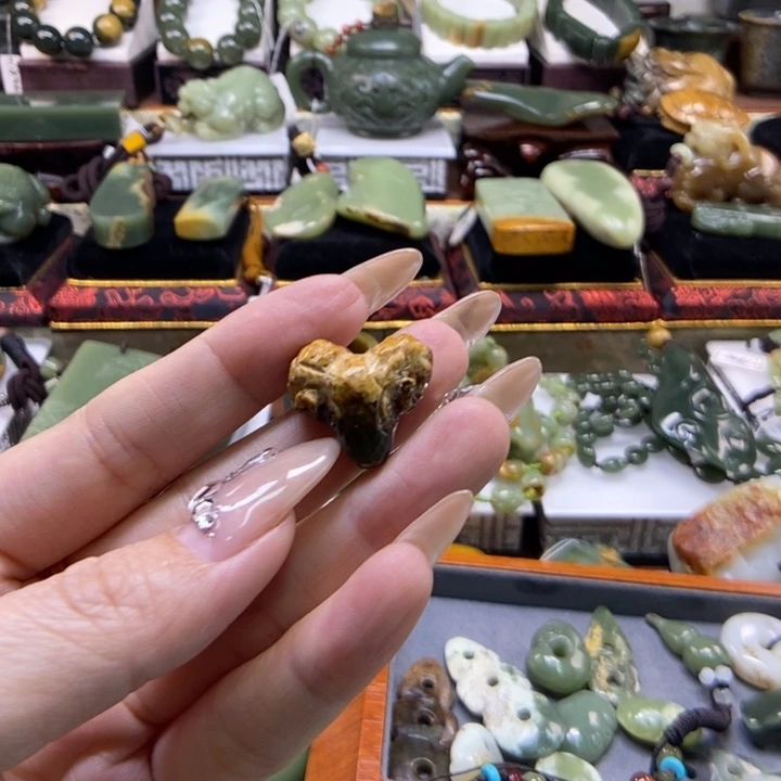 颈饰未镶嵌岫岩河磨玉（透闪石质玉）清*