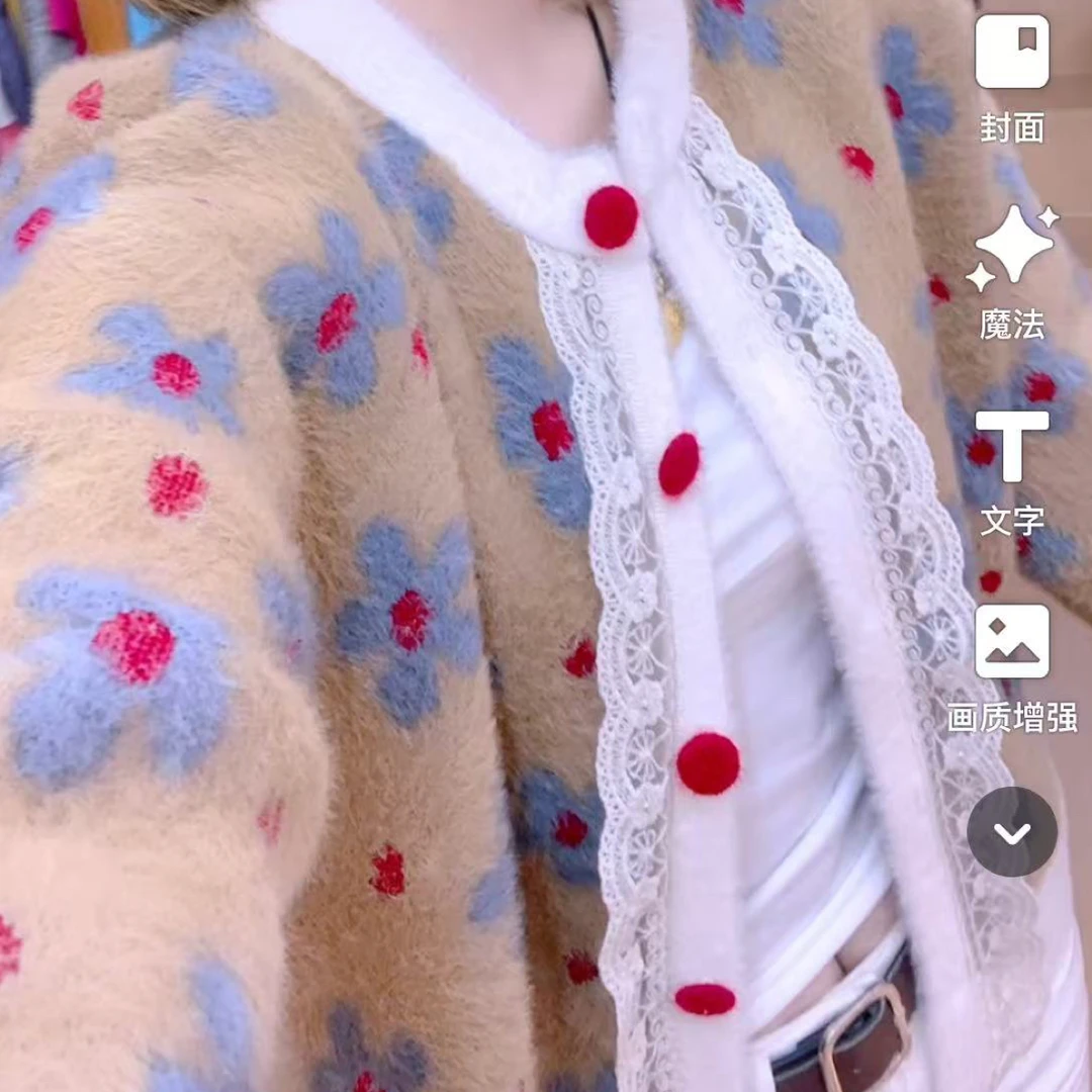 770蓝色花朵拼接红扣外套