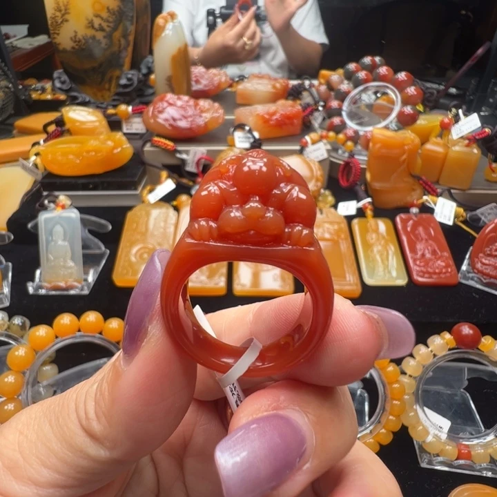 石英质玉（黄龙玉）未镶嵌颈饰