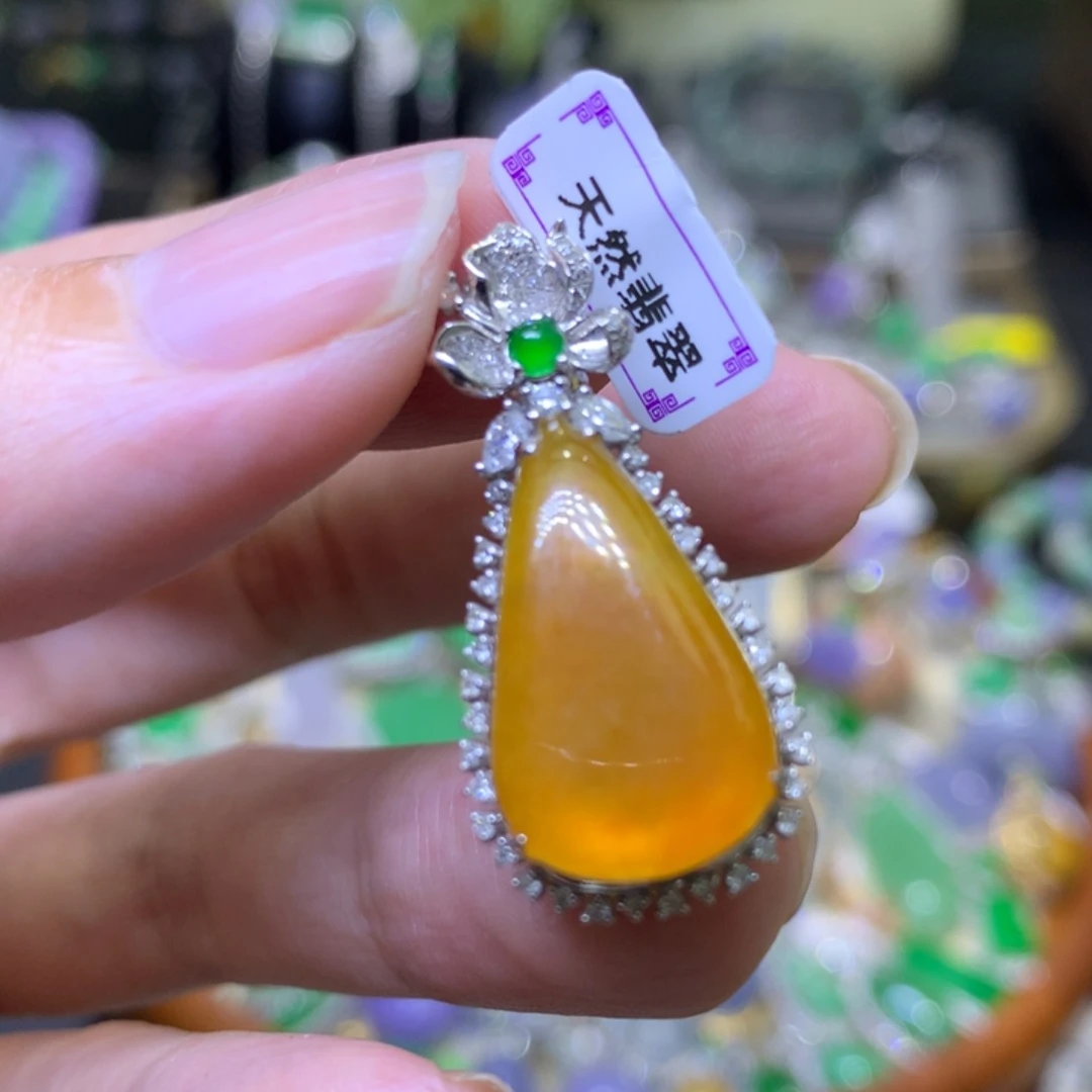 颈饰18K金镶嵌翡翠