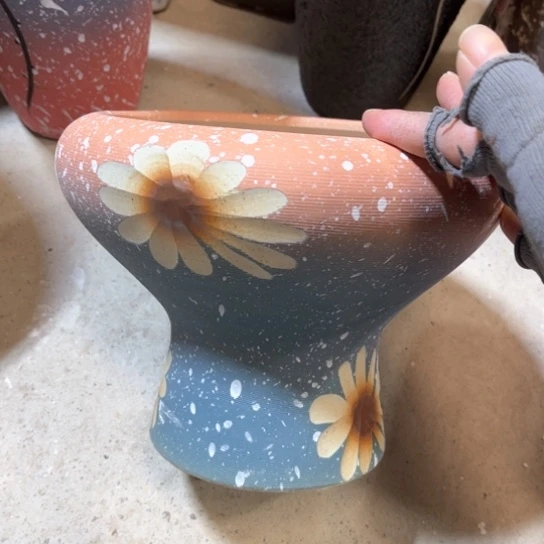 罐默认微瑕，有孔编号19-223