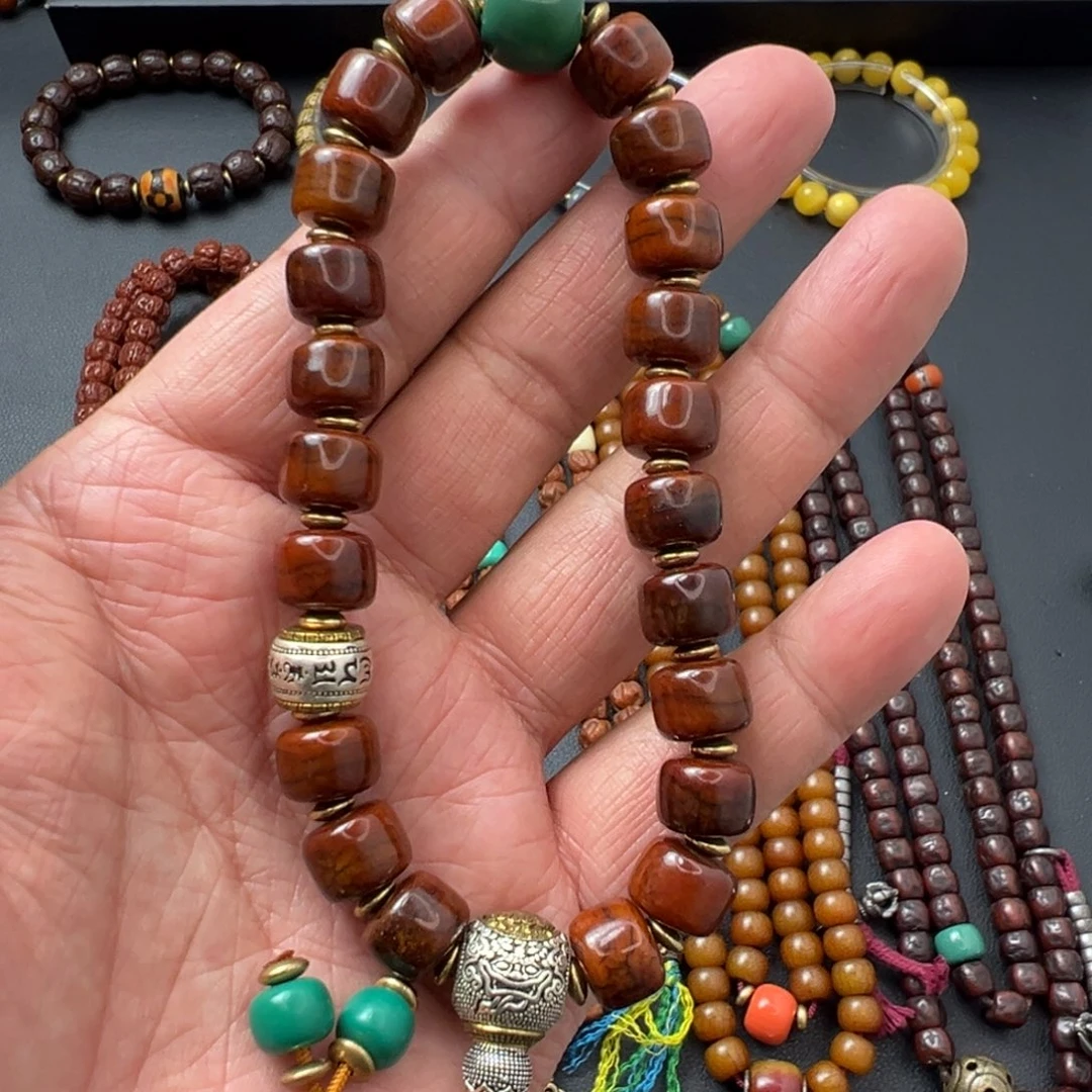 泥塑藏区牦牛手持。