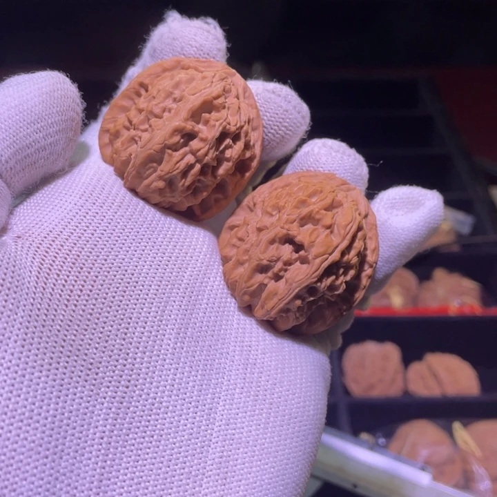 文玩核桃把件三角白 196