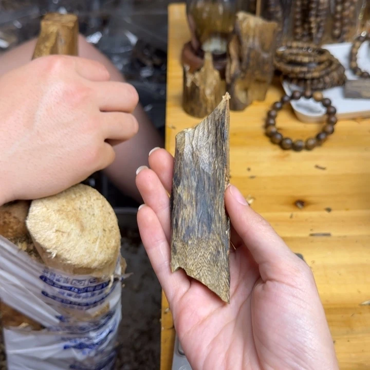 沉香沉香碎屑蓝宝石品种块料13克