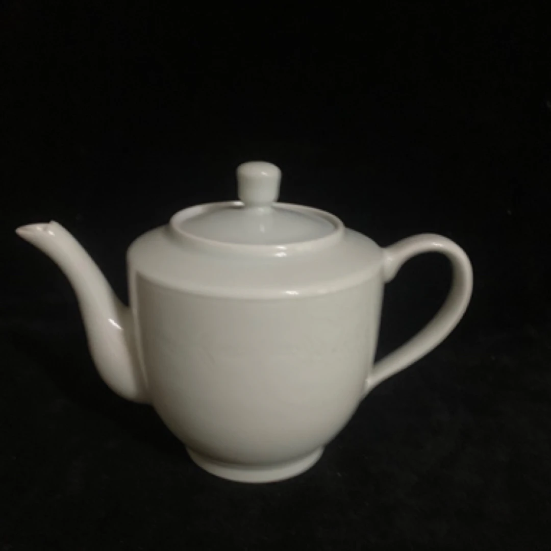 景德镇市建国瓷厂生产的茶壶，有微瑕