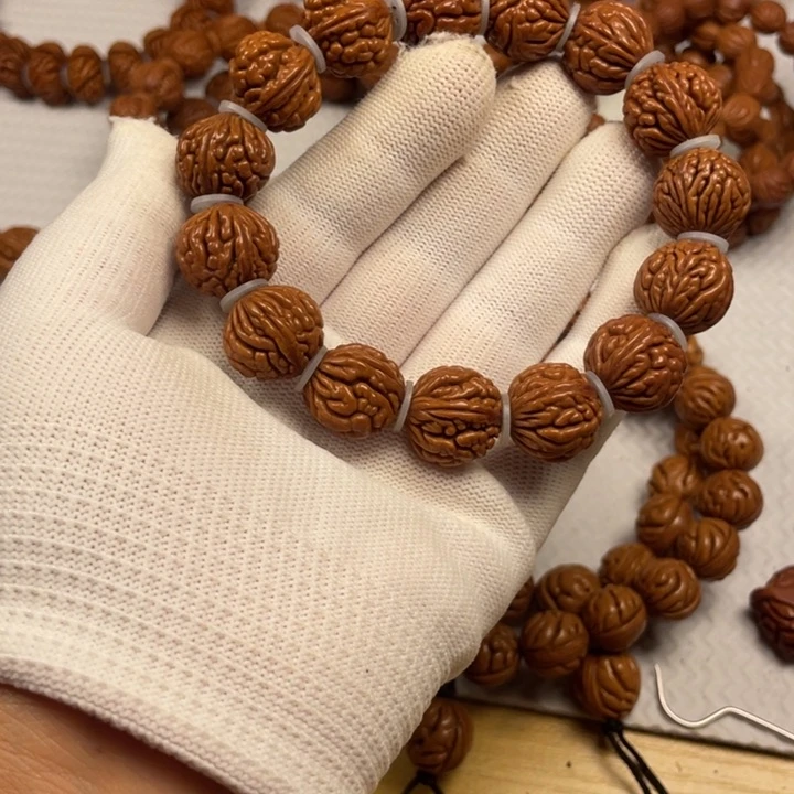 4号链接桃核手串一个