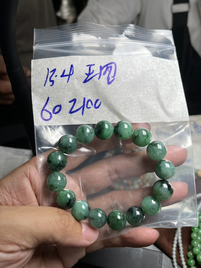 缅甸天然翡翠 毛货需精细抛光拍一发一