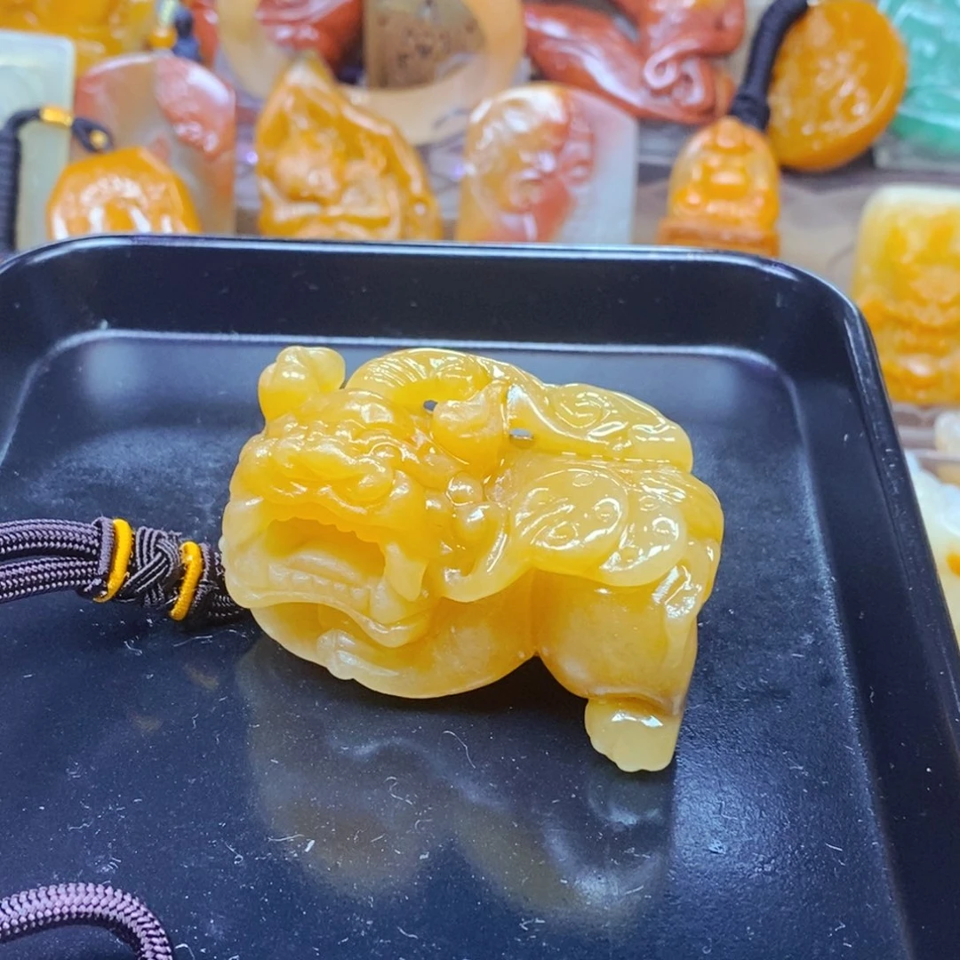 石英质玉（黄龙玉）未镶嵌颈饰