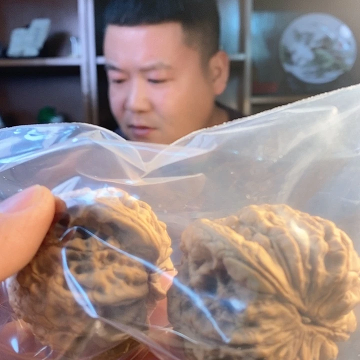 文玩核桃把件六*半龙定0.1