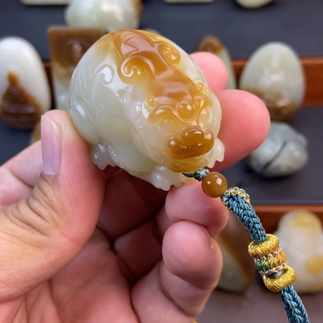 颈饰未镶嵌和田玉（糖玉）琛*