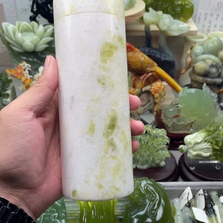 蛇纹石玉未镶嵌四大名玉杯子