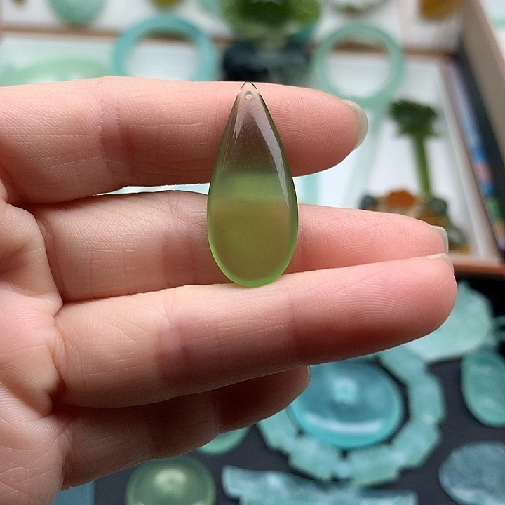 蛇纹石玉合金颈饰水滴