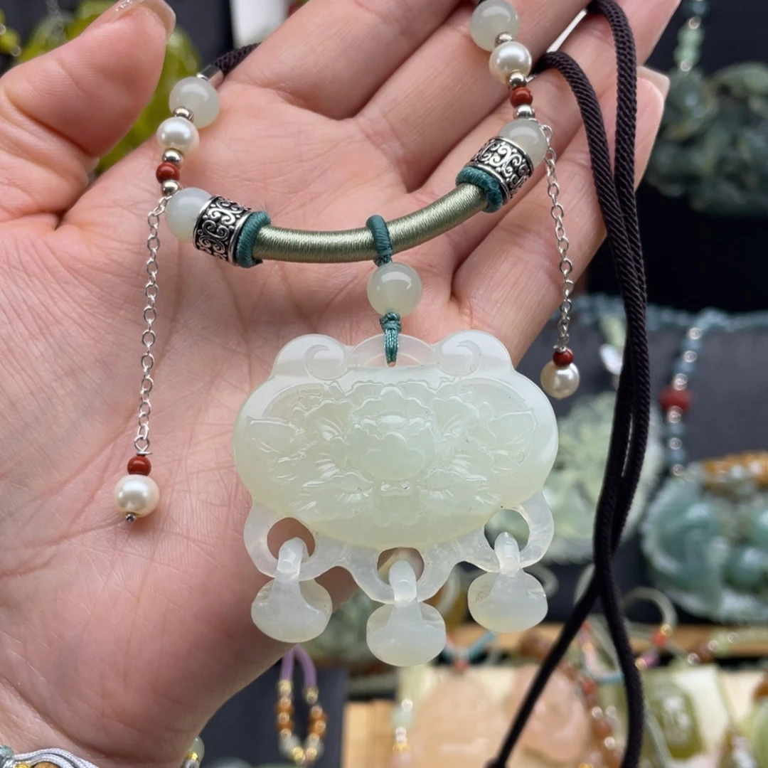 蛇纹石玉未镶嵌颈饰