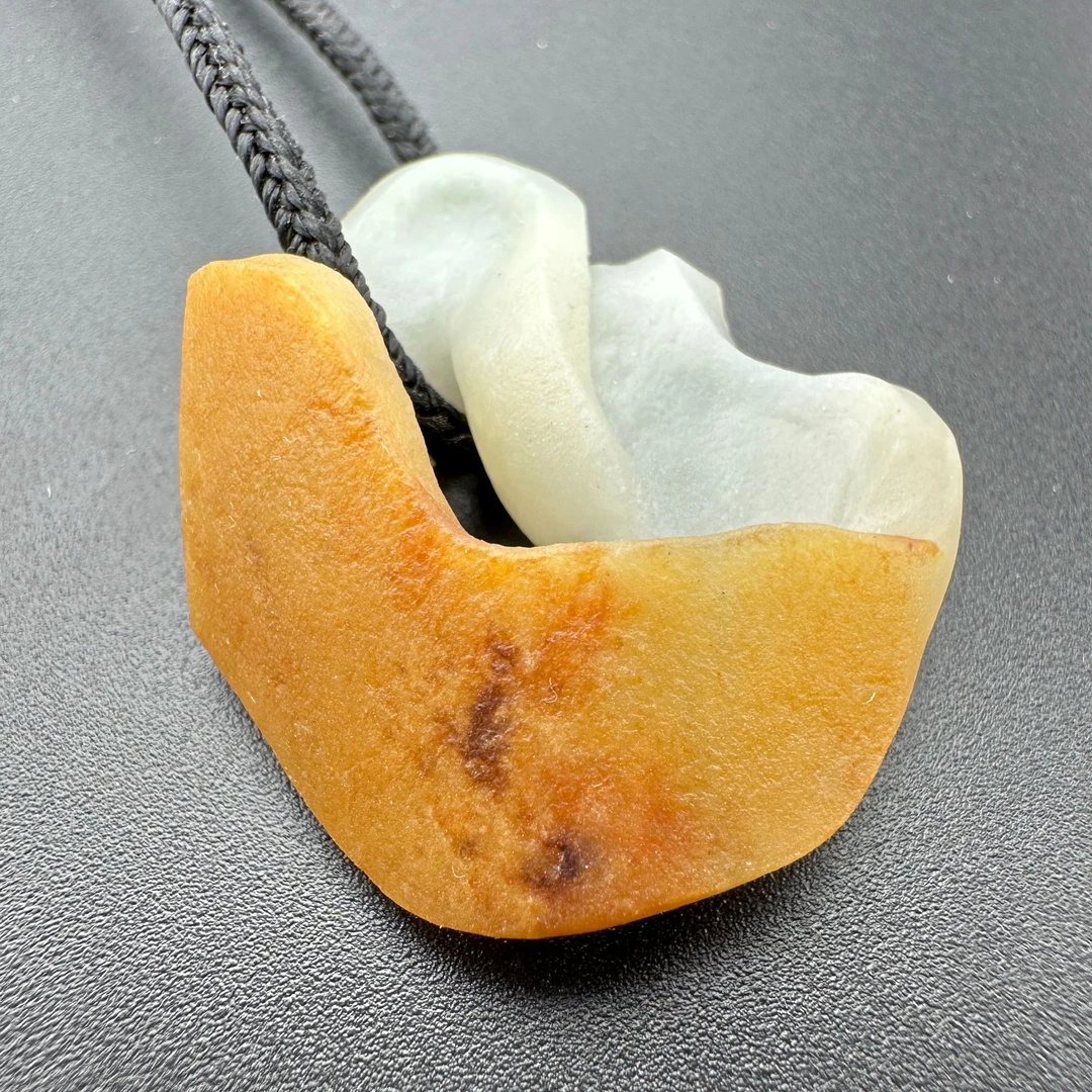 明清老料翡翠特色多彩俏雕莫比乌斯环挂件(规格34×29×12mm)