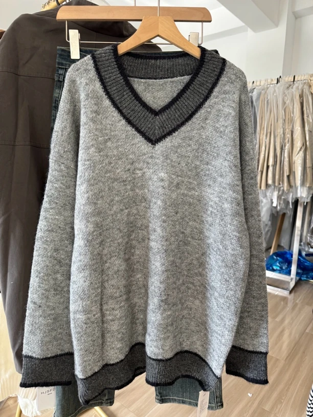 灰色系撞色拼接针织衫女V领软软糯糯宽松长袖毛衣