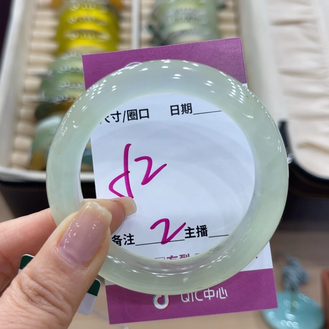 尖***上蛇纹石玉未镶嵌手镯