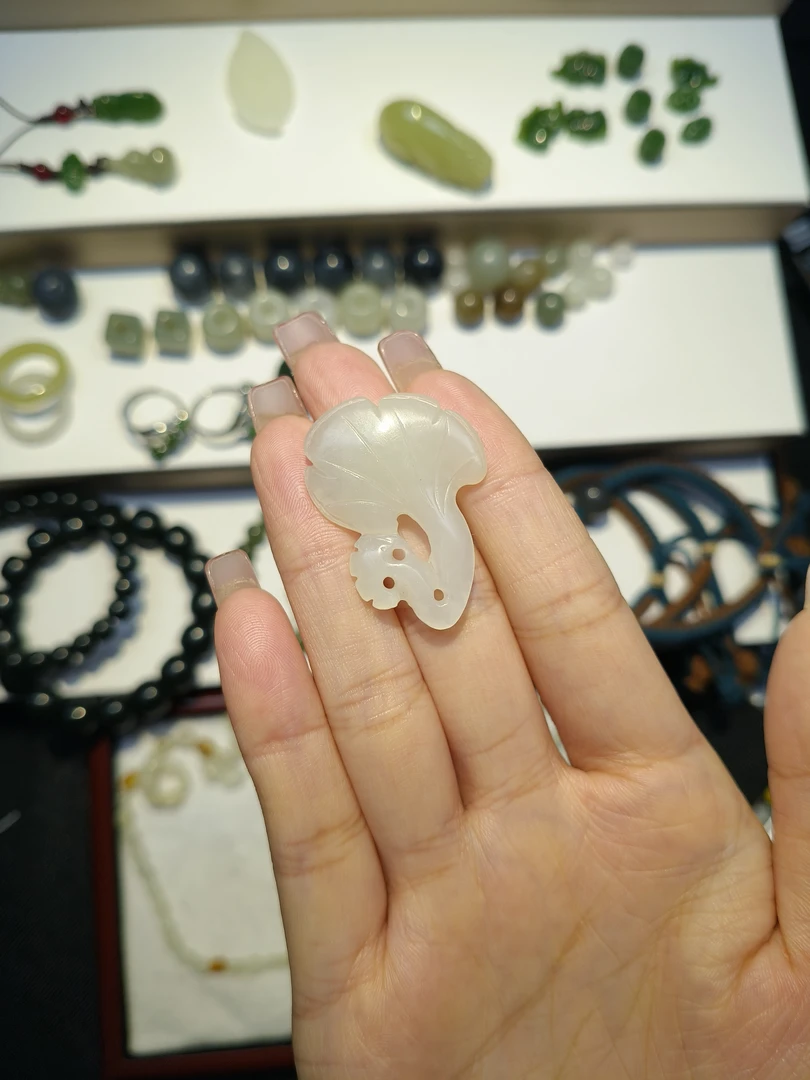 和田玉新疆料树叶吊坠