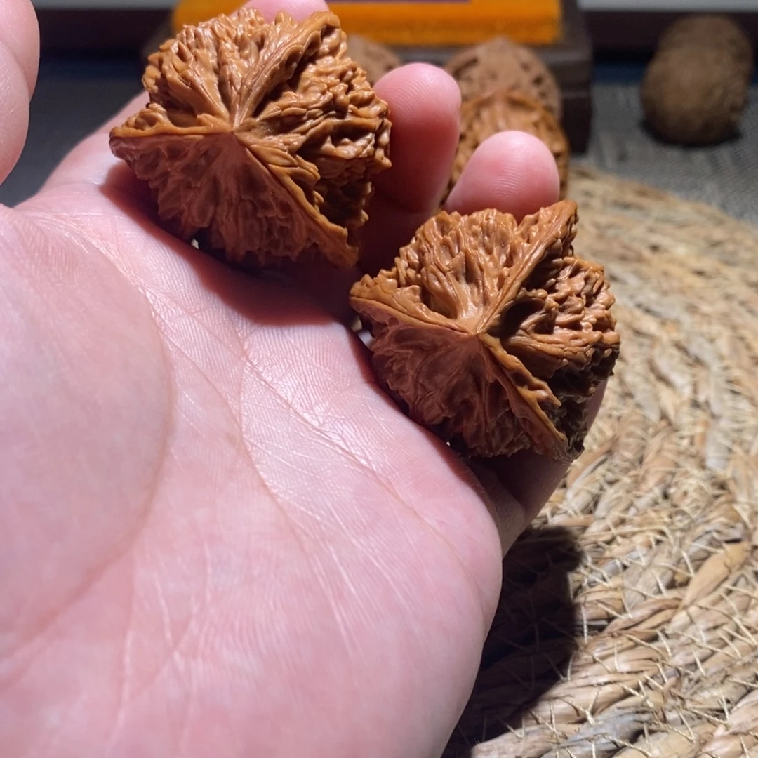 吊坠桃核蟠龙纹三棱