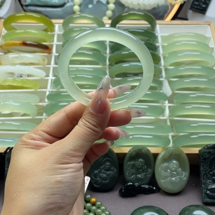 气***女岫玉未镶嵌手镯岫玉