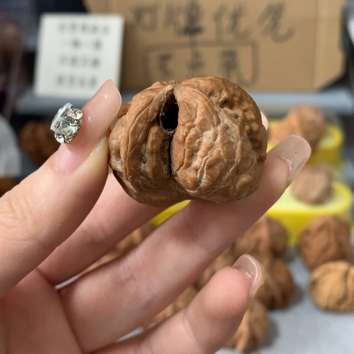 江***2文玩核桃吊坠异形单只，有瑕疵