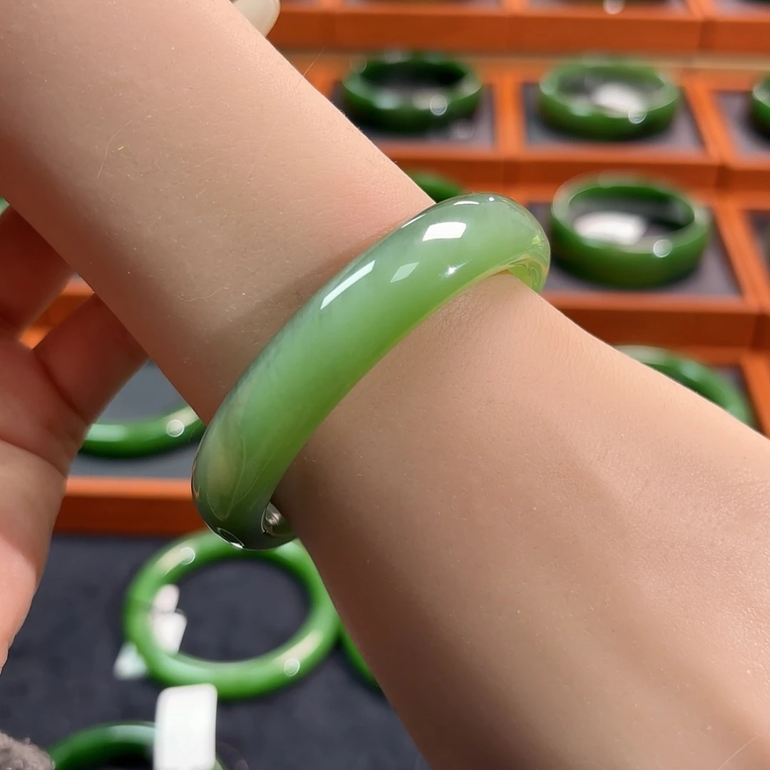 和田玉（碧玉）未镶嵌手镯贵妃镯冰底粉青