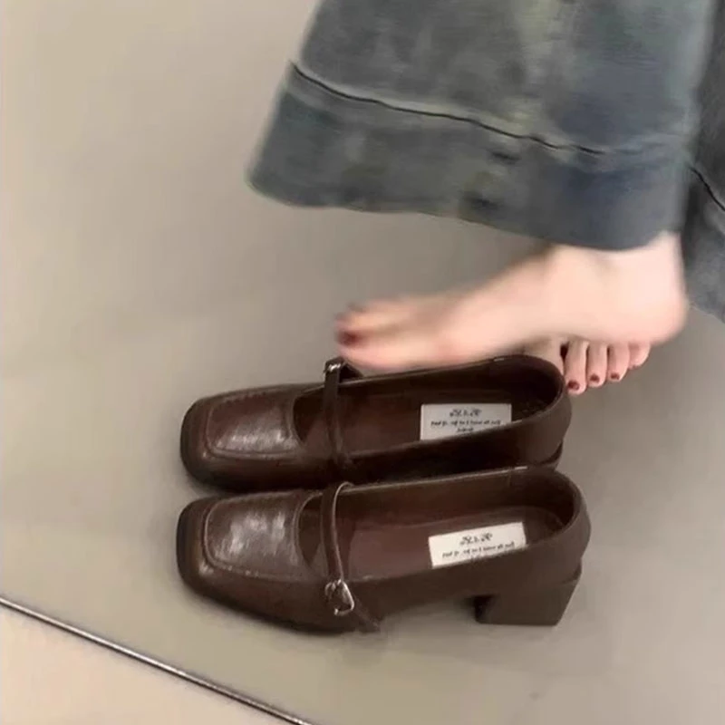 方头晚晚风复古粗跟小皮鞋女2025秋季新款百搭气质一字扣带单鞋女