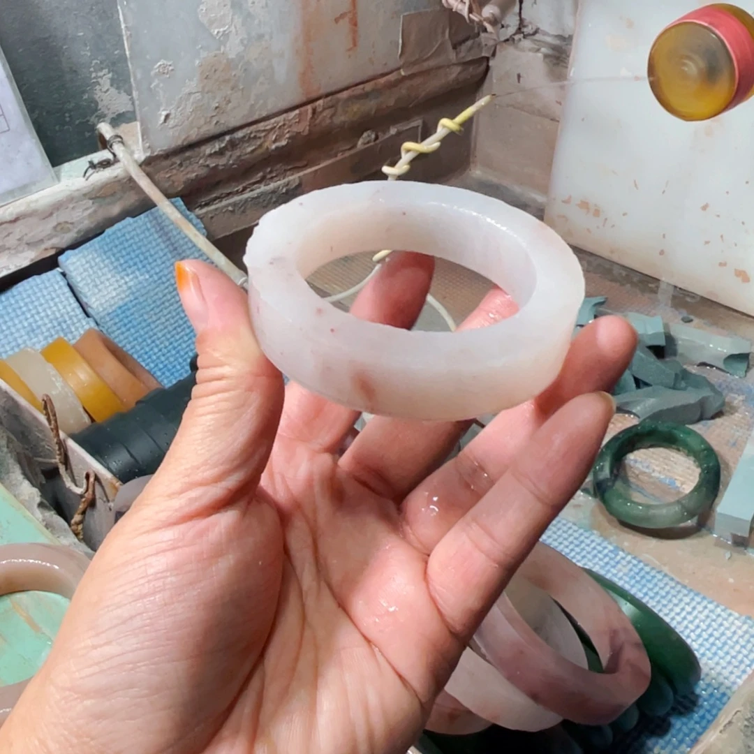 豆***欣石英质玉未镶嵌手镯定制加工