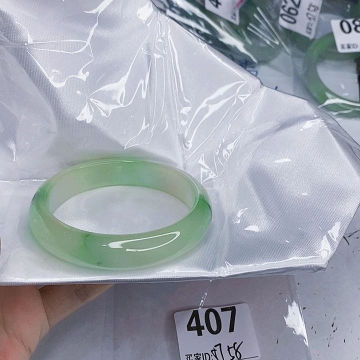翡翠未镶嵌手镯一图一物实物为准（微瑕处理）