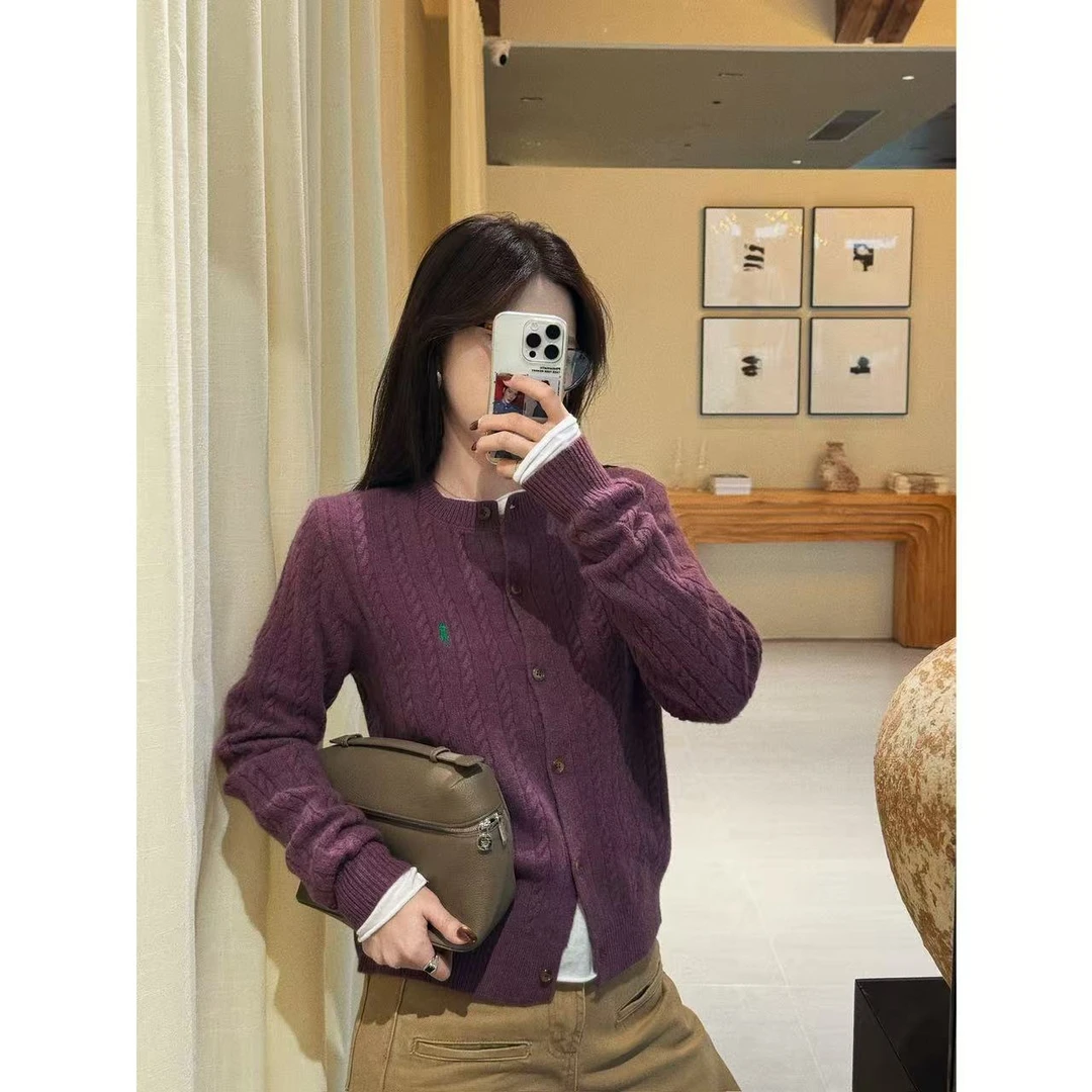 Yihouse【100%羊毛】设计感绞花小马刺绣羊毛软糯针织开衫Y8569