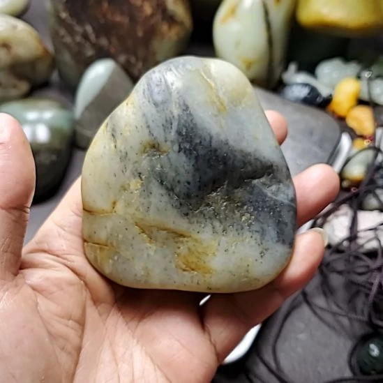 和田玉未镶嵌把件