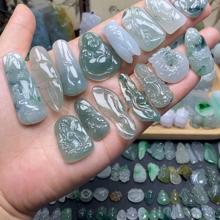 翡翠未镶嵌颈饰吊坠一个