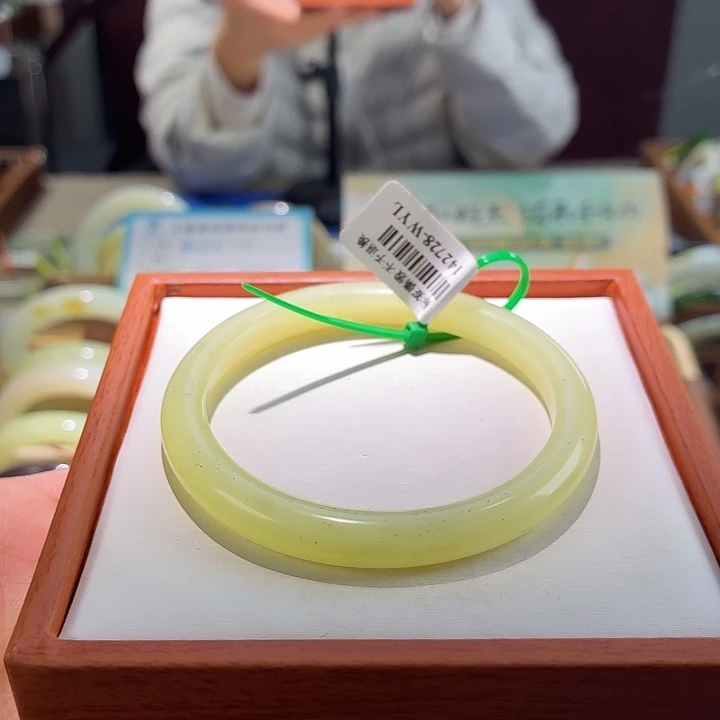 和田玉未镶嵌手镯54。 微瑕56/57