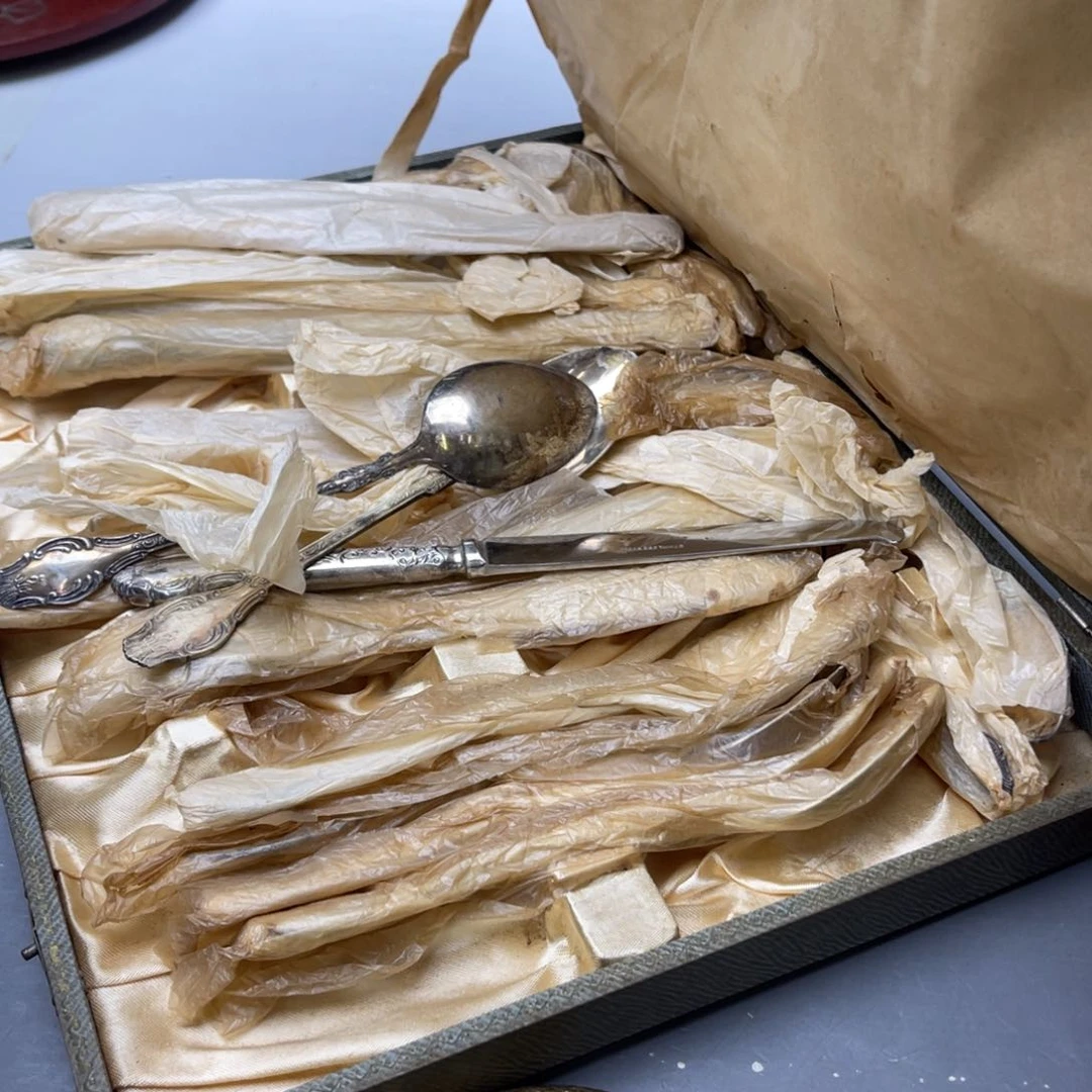 m***o瓷片密密麻麻地铺满一层