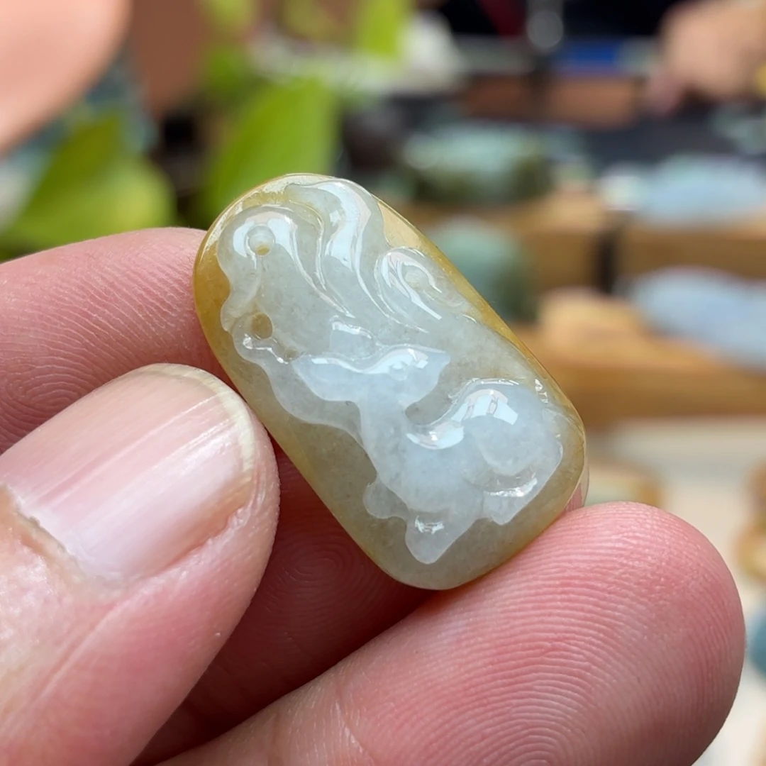 翡翠未镶嵌颈饰九尾狐