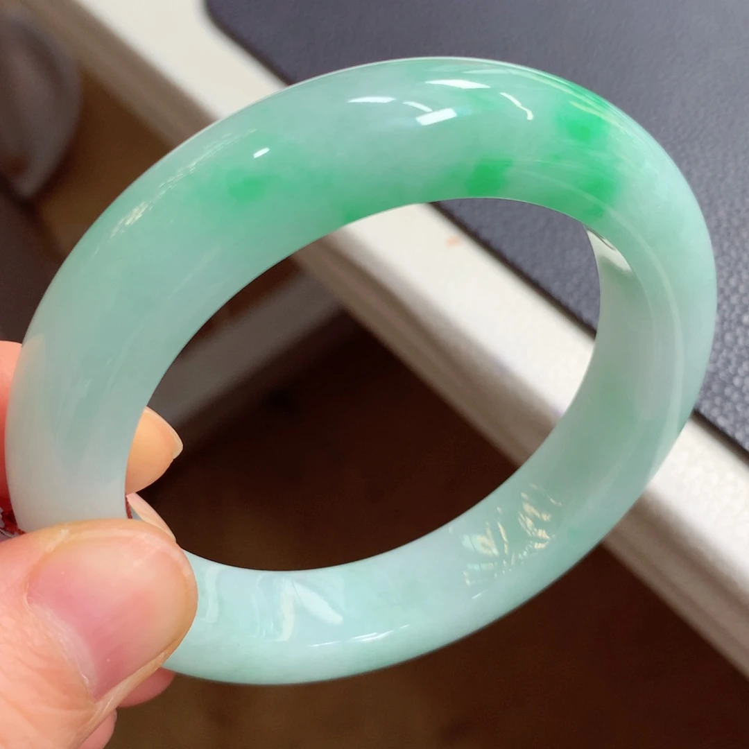 翡翠手镯未镶嵌翡翠