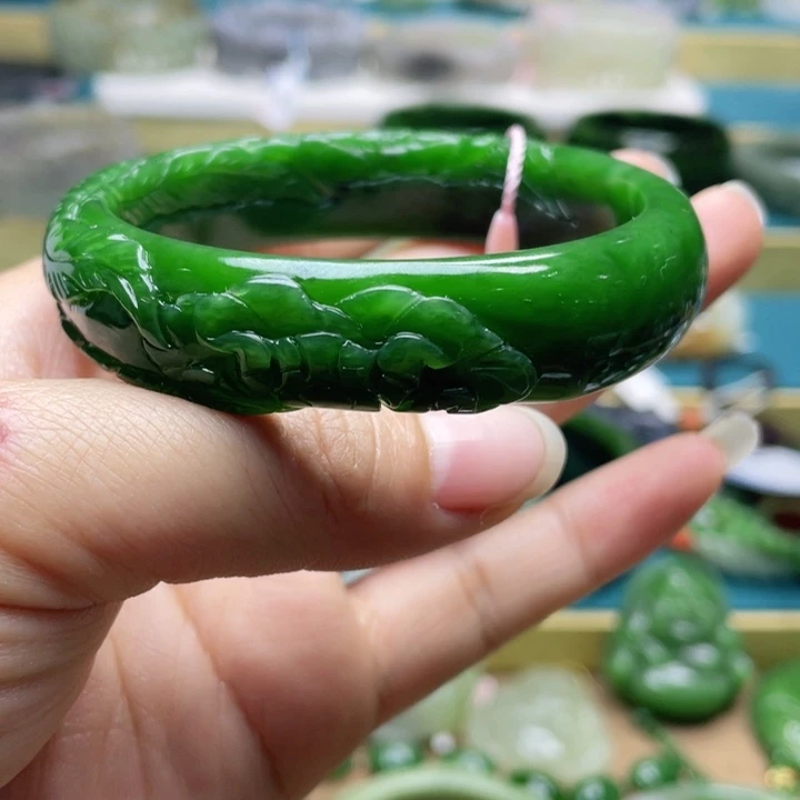 和田玉手镯60圈口。编号40未镶嵌