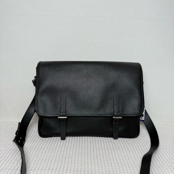 95新 Prada/普拉达 7123/时尚百搭黑色全皮双扣邮差包