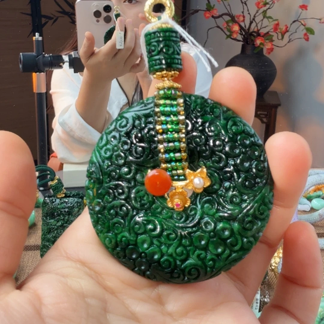 翡翠未镶嵌吊坠(赠链)