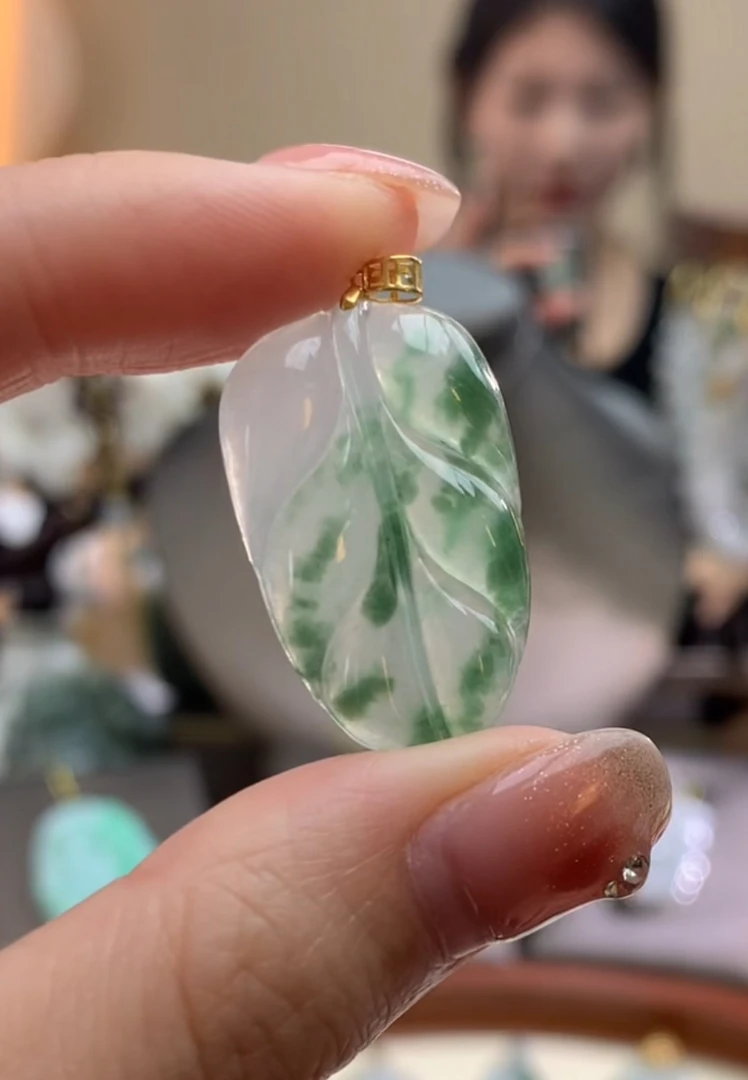 天然A货翡翠吊坠