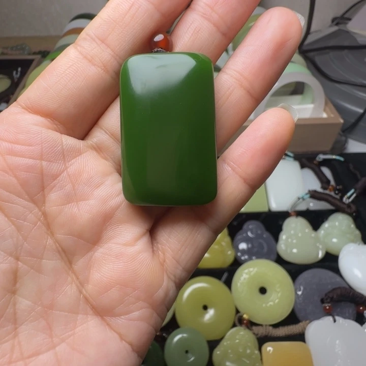 天然新疆碧玉菠菜绿无事牌吊坠
