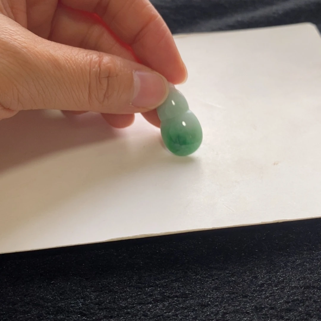 翡翠未镶嵌颈饰飘绿葫芦